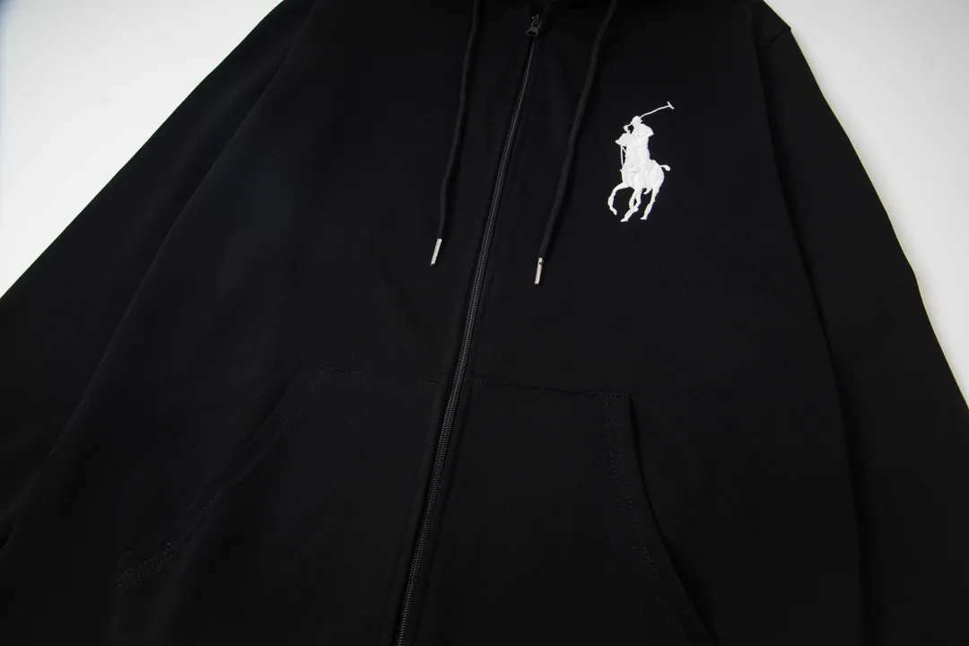 P230 model number Y869 Ralph Lauren/Ralph Lauren Malaysian embroidered zipper cardigan hooded sweatshirt. This sweatshirt is available for everyone in autumn and winter. You can wear it casually no matter how you wear it! ! This hooded sweatshirt is decorated with the simple style that represents Ralph Lauren and is paired with a pony embroidery pattern, which is three-dimensional and full! The solid color fabric paired with exquisite embroidery instantly sets it off! Hooded sports design, loose and casual fit! The overall texture is very strong! Through the pictures, we can feel the thickness and texture of custom-woven and dyed threads. The workmanship is exquisite. They are shipped from major foreign trade factories. They are all made by masters with many years of experience. Everything is of high standards and requirements! Simple and versatile model ~ Made of imported pique cotton fabric, which is super delicate and soft, close to the body without being tied. All fabrics and accessories are original custom-made and of high quality! Perfectly reflects the brand’s sense of superiority! Standard cut, comfortable stretch, unrestricted movement! Highly practical, high-end and classy! Versatile style ~ can be paired with jeans or jogging pants. Ideal for transitioning from your morning commute to weekend events! Size: S-XL Navy Black Gray